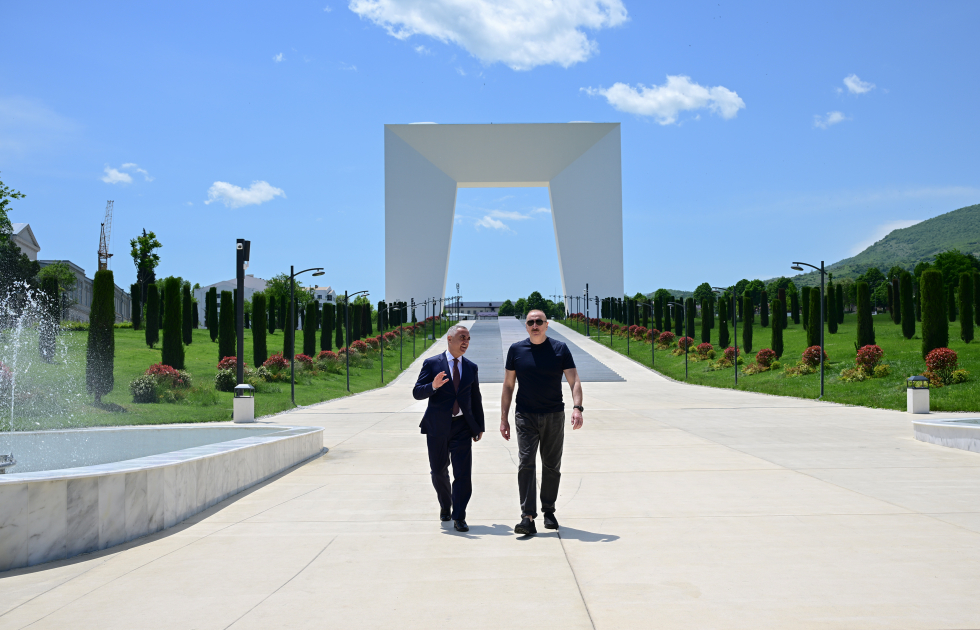 Prezident İlham Əliyev Xankəndi şəhərində Zəfər tağının önünə gül dəstələri düzüb – FOTO